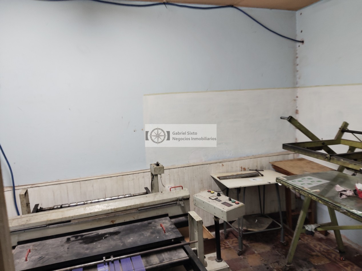 VENTA CASA EN CIUDAD CALLE TUCUMAN CASI MONTECASEROS (a reciclar) TODO DE MATERIAL 