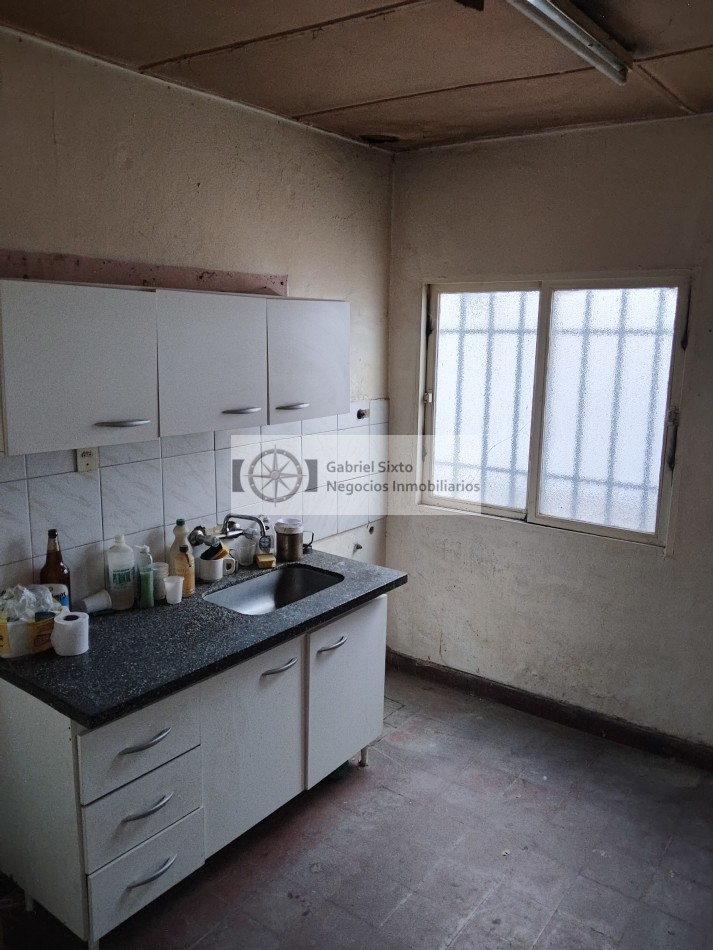 VENTA CASA EN CIUDAD CALLE TUCUMAN CASI MONTECASEROS (a reciclar) TODO DE MATERIAL 