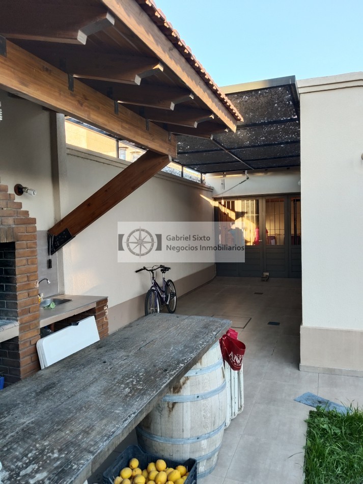 VENTA CASA ESQUINA IMPECABLE MAIPU 3 DRM, 2BÑ. SALON, PILETA, QUINCHO. DOBLE COCHERA