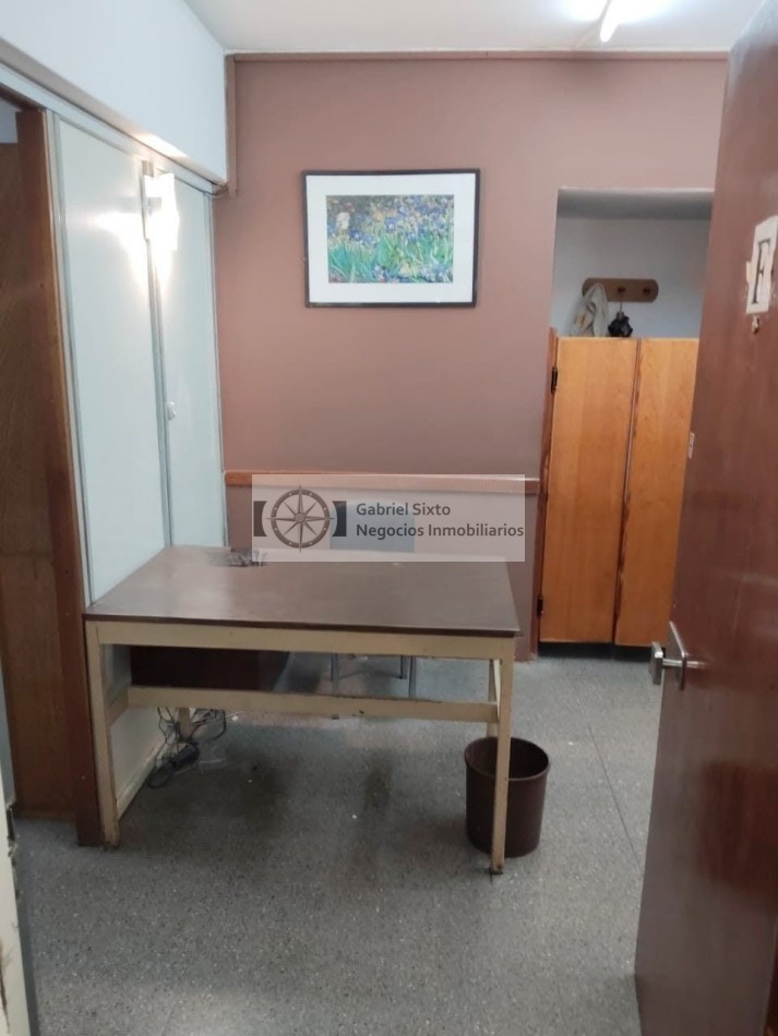 ALQUILER OFICINA CALLE RIVADAVIA, IMPECABLE AMOBLADA CON 2 PRIVADOS RECECPCION Y LUGAR DE TRABAJO