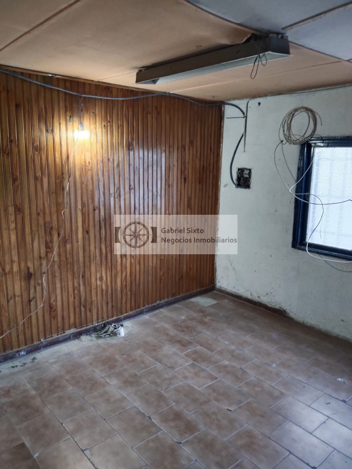 VENTA CASA EN CIUDAD CALLE TUCUMAN CASI MONTECASEROS (a reciclar) TODO DE MATERIAL 