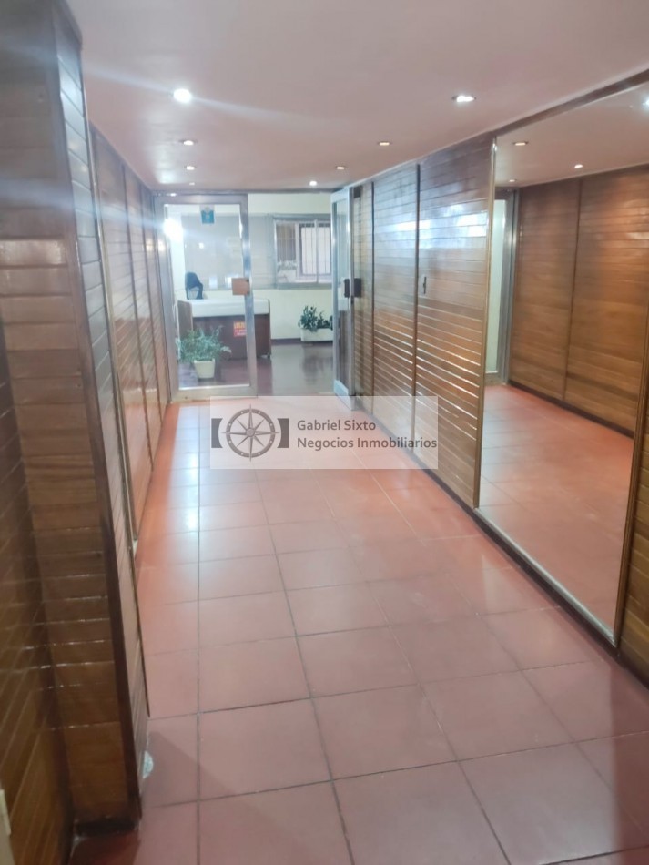 ALQUILER OFICINA CALLE RIVADAVIA, IMPECABLE AMOBLADA CON 2 PRIVADOS RECECPCION Y LUGAR DE TRABAJO