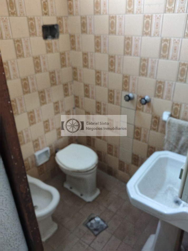 VENTA CASA EN CIUDAD CALLE TUCUMAN CASI MONTECASEROS (a reciclar) TODO DE MATERIAL 