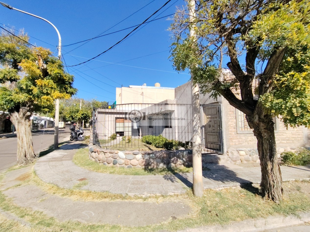 VENTA CASA ESQUINA B° SUPE (Sunchales Oeste y Chaco) 3 dorm cochera muy amplia 