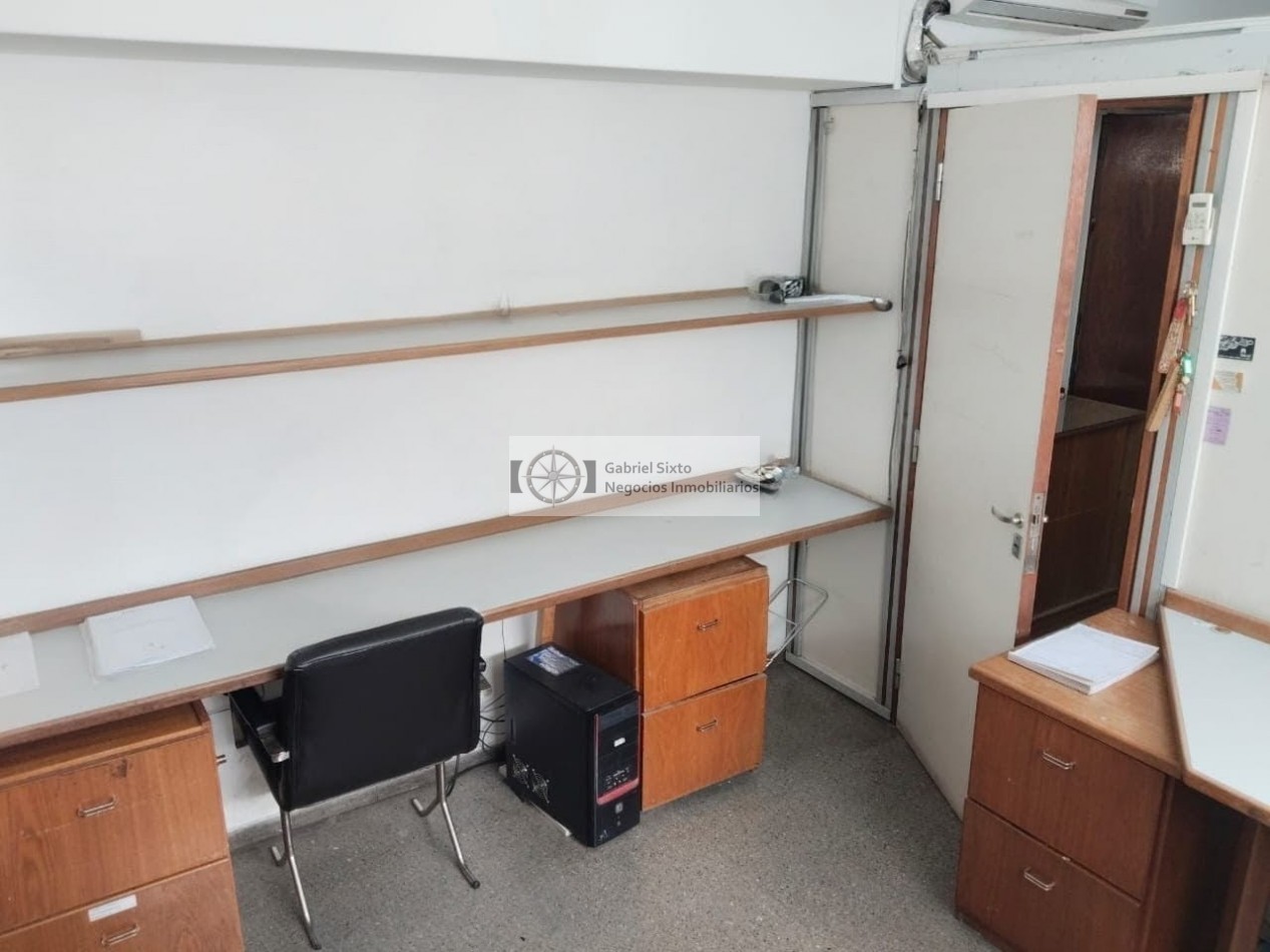 ALQUILER OFICINA CALLE RIVADAVIA, IMPECABLE AMOBLADA CON 2 PRIVADOS RECECPCION Y LUGAR DE TRABAJO