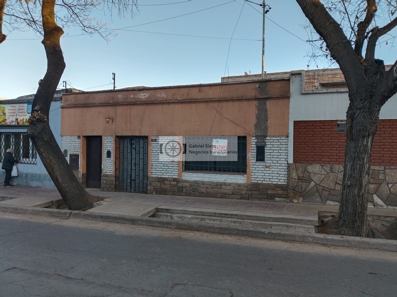 VENTA CASA EN CIUDAD CALLE TUCUMAN CASI MONTECASEROS (a reciclar) TODO DE MATERIAL 