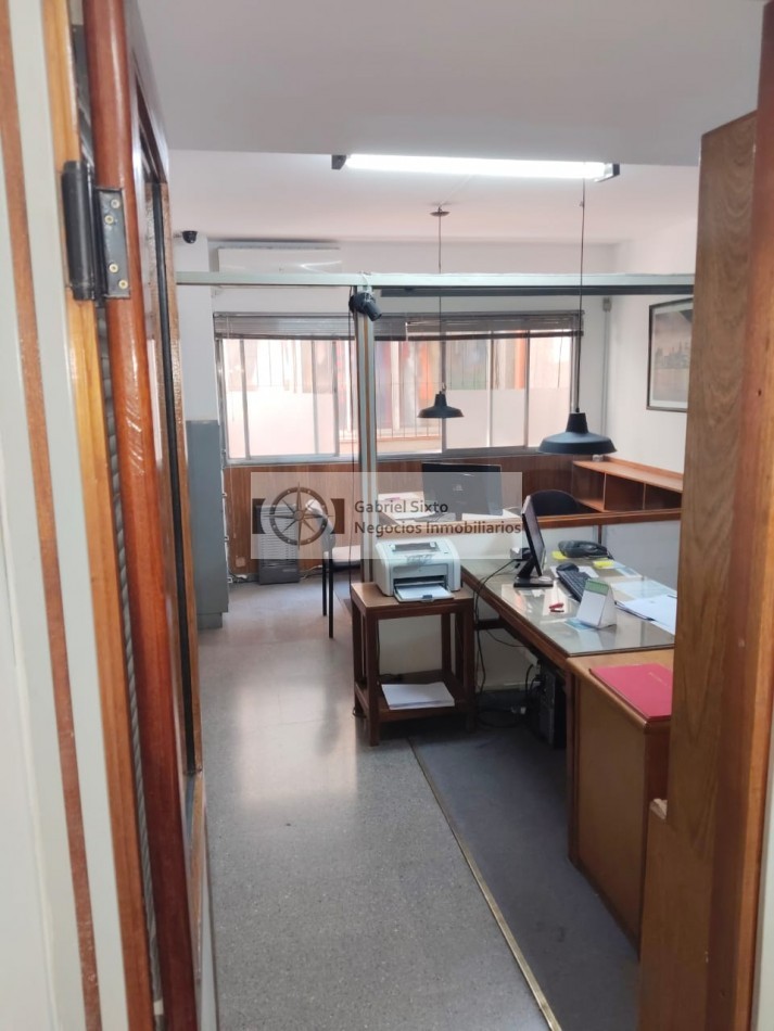 ALQUILER OFICINA CALLE RIVADAVIA, IMPECABLE AMOBLADA CON 2 PRIVADOS RECECPCION Y LUGAR DE TRABAJO