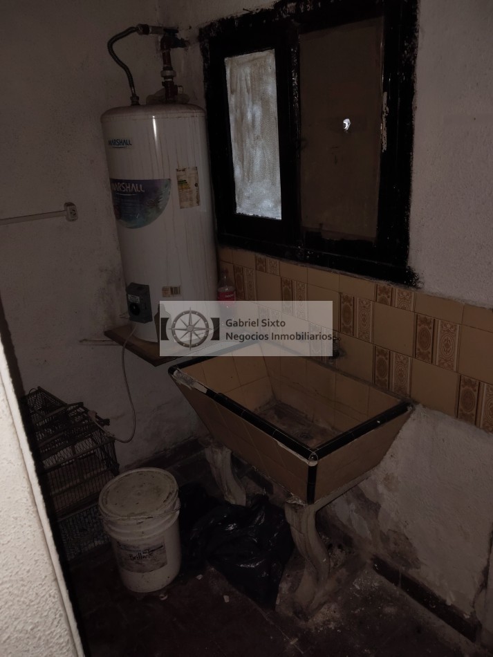 VENTA CASA EN CIUDAD CALLE TUCUMAN CASI MONTECASEROS (a reciclar) TODO DE MATERIAL 