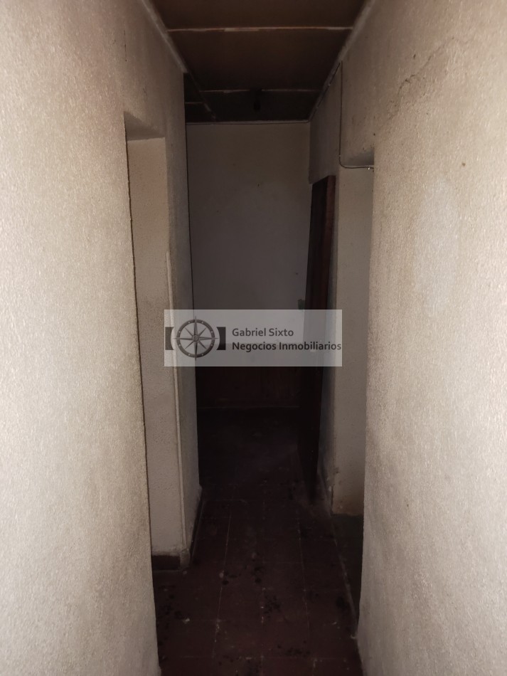 VENTA CASA EN CIUDAD CALLE TUCUMAN CASI MONTECASEROS (a reciclar) TODO DE MATERIAL 