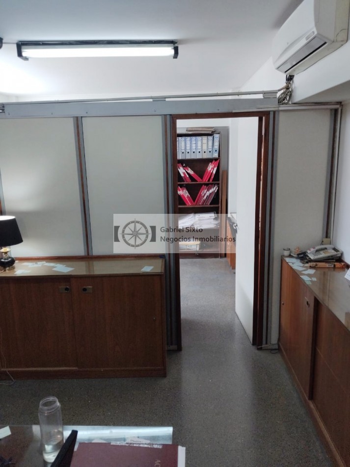 ALQUILER OFICINA CALLE RIVADAVIA, IMPECABLE AMOBLADA CON 2 PRIVADOS RECECPCION Y LUGAR DE TRABAJO