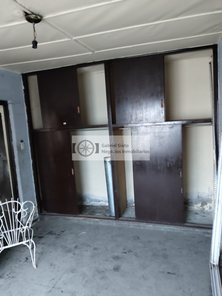 VENTA CASA EN CIUDAD CALLE TUCUMAN CASI MONTECASEROS (a reciclar) TODO DE MATERIAL 