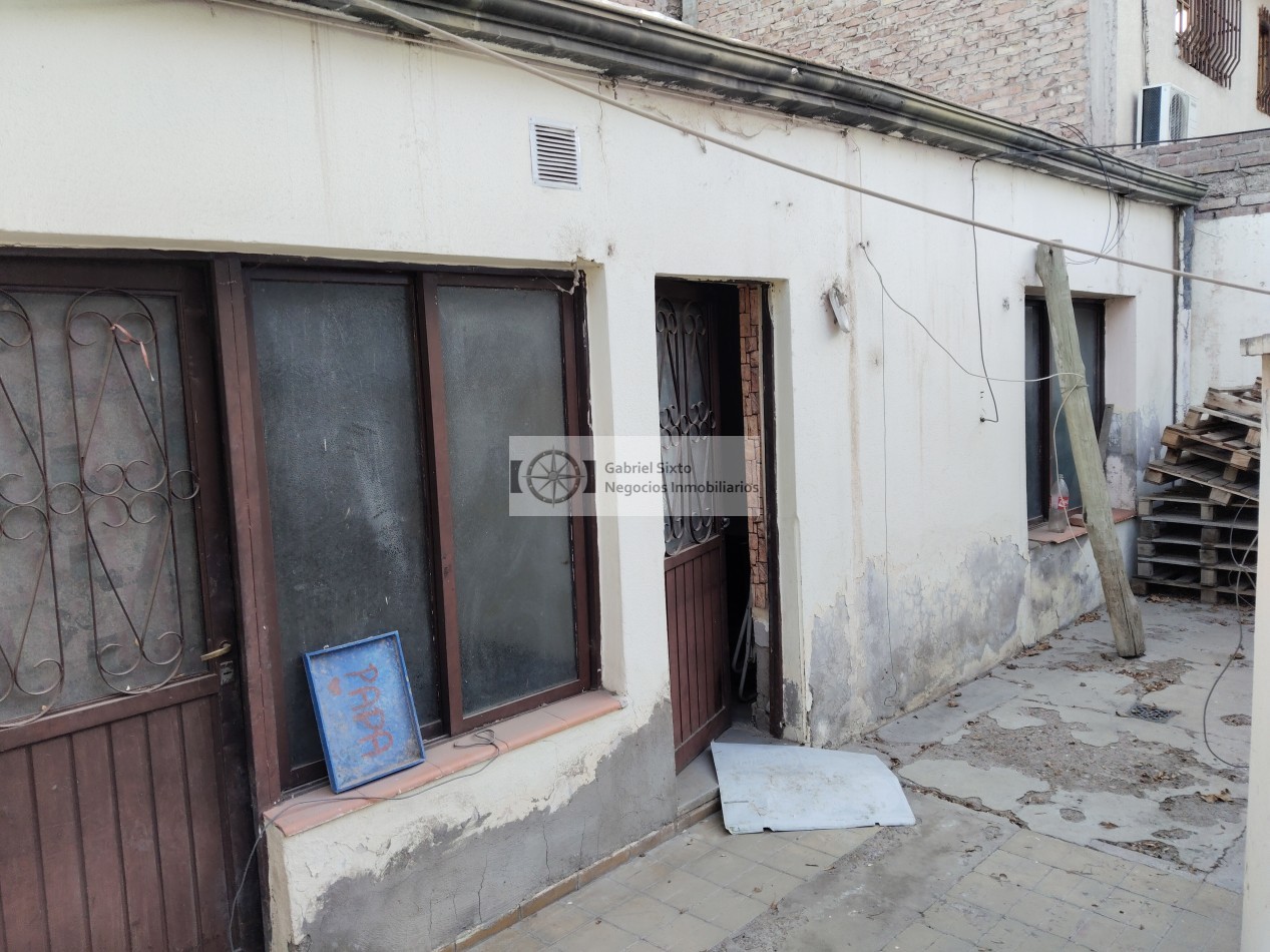 VENTA CASA EN CIUDAD CALLE TUCUMAN CASI MONTECASEROS (a reciclar) TODO DE MATERIAL 