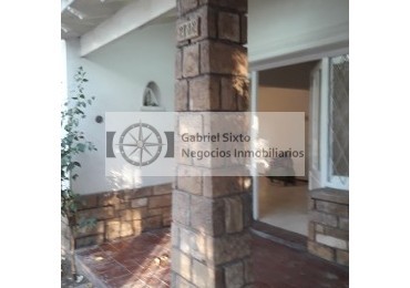 VENTA PROPIEDAD CIUDAD CALLE RODRIGUEZ CASI MOLDES 3 DORM 2 BÑ, PATIO CHURAS COCHERA 