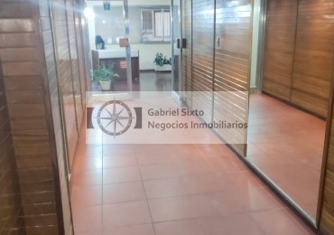 ALQUILER OFICINA CALLE RIVADAVIA, IMPECABLE AMOBLADA CON 2 PRIVADOS RECECPCION Y LUGAR DE TRABAJO