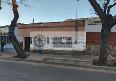 VENTA CASA EN CIUDAD CALLE TUCUMAN CASI MONTECASEROS (a reciclar) TODO DE MATERIAL 